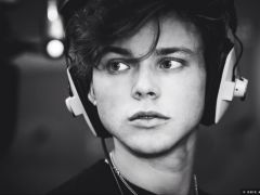 ashton-irwin-5sos-04