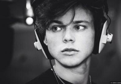 ashton-irwin-5sos-04